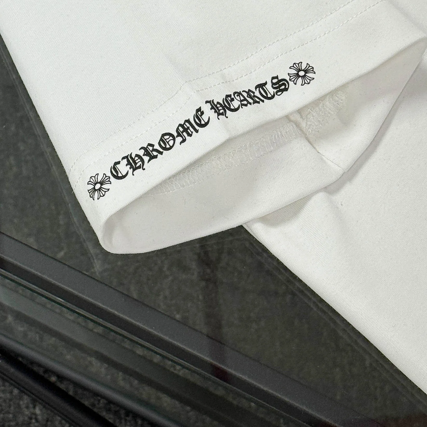 P170 Chrome Hearts Chrome Hearts 25 high-end versions. The fabric is made of 300 grams of high-density pure cotton. It does not deform or shrink. It has three labels. It is the same style for men and women. Technology: Digital printing. Color: White. Black. SIZE: S-XL.